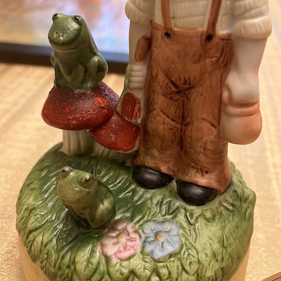 Musical Porcelain Figurine - Picture 3 of 8